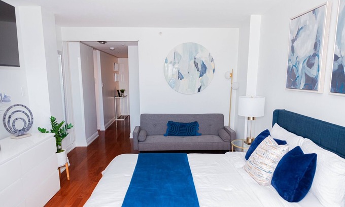 Ampere Apartment | Luxe Studio Apt w/ Partial NYC View... Mins to NYC