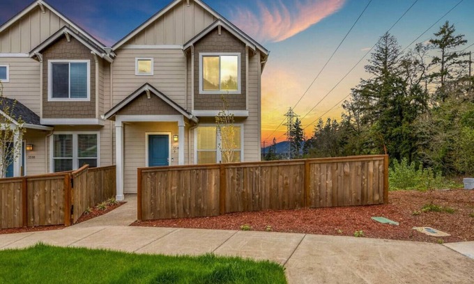 Eugene House | Elegant Eugene Townhouse with Spa Near Downtown!