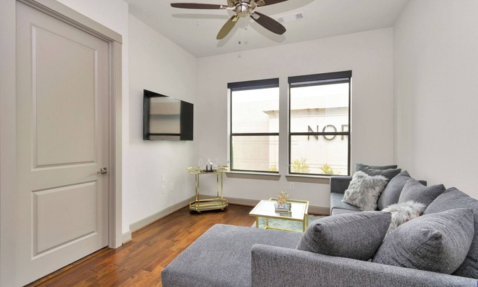 Uptown Apartment | Relaxing Vibes Suite | Perfect Galleria Getaway