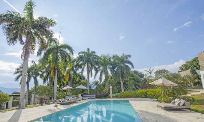 San Jeronimo Villa | Luxe Villa de Verano Boutique / Pool & Hot Tub 7BD