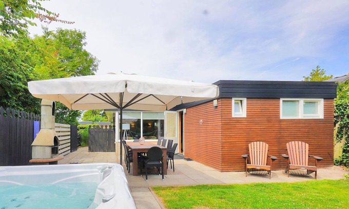 Sint Maartenszee House | Elegant XL House de Gouden Vink with Jacuzzi Near Beach