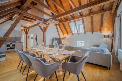 Altstadt Sudwest Apartment | Explore Tropical Style at LUXOMES in Central Ingolstadt