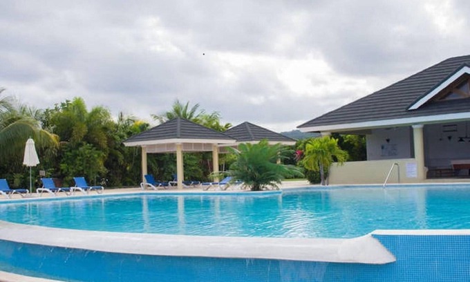 St. Ann's Bay House | Discover Luxor Villa: Ideal Spot Near Ocho Rios Attractions