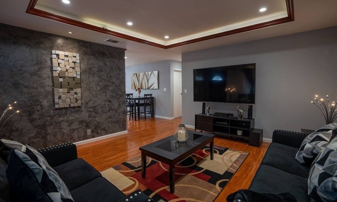 Fairfield House | LuxoStays - 4BR Retreat with Backyard and Firepit