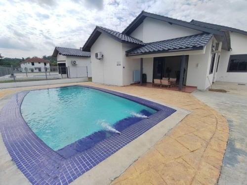 Alor Gajah Villa | Private Pool Villa at Luxpro Karaoke - Pet Friendly Retreat