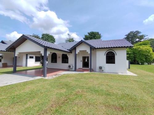 Alor Gajah Villa | Relaxing Pool & Scenic View Villa at Luxpro - 4 Stars
