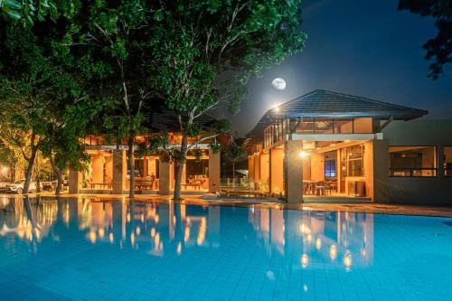 Pottuvil Division 2 Hotel | LUXTORI Arugambay - In-house guests are entitled to a 10 percent off at Cilantro Restaurant, Bloom Cafe, and Zeste Bar Lounge