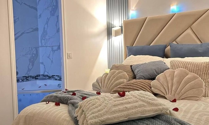 Le Celle-Saint-Cloud Apartment | Elegant Apartment with Jacuzzi Near Paris Attractions