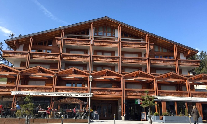 Noes Apartment | Elegant Apartment in Crans Montana - Rated 10/10 with Pool