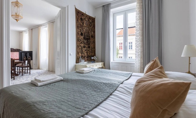 Hernals Apartment | Serene Cottage Retreat - Tranquil, Green & Close to City