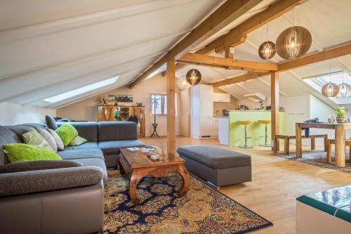 Hoechst Apartment | Elegant Penthouse Apartment with Child-Friendly Amenities