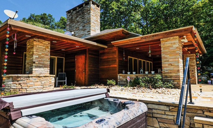 Farmington House | Exceptional Frank Lloyd Wright Inspired Retreat - The Dream House