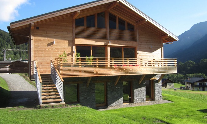 Les Contamines-Montjoie Ski Chalet | Modern Chalet Retreat with Sauna, Hot Tub & Perfect Location