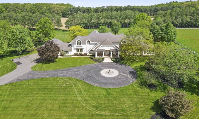 Kresgeville Other | Elegant à La Mode Valley Farm House - Rated 9/10 with Pool