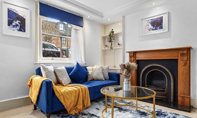 East Molesey Apartment | Elegant 1Bed Flat Steps from Hampton Court Palace