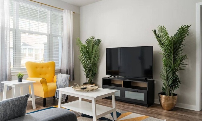 Plato Center Apartment | Stylish 2 BD/2BA with Pool & Breakfast - Guest Rated 9.2