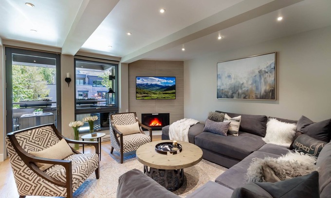 Aspen Condo | Elegant 2 BR Retreat with Spa and Ocean Views in Aspen