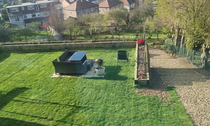 Bradford Apartment | Cozy 2-Bed Apartment at Duchy Cosy Corner with Kitchen & Pets