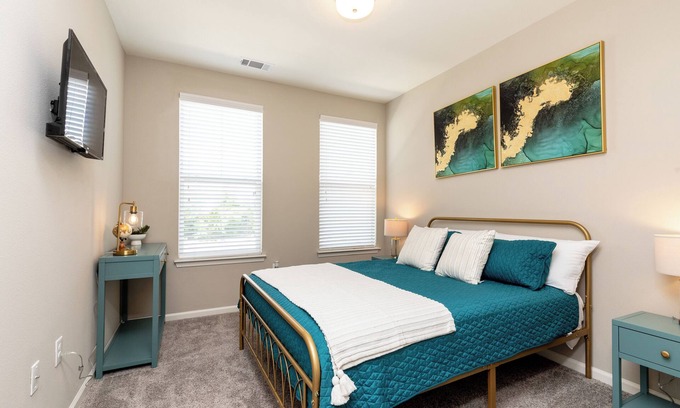 Huntsville Apartment | Luxurious 2BR/2BA apartment near shopping, dining, and the airport