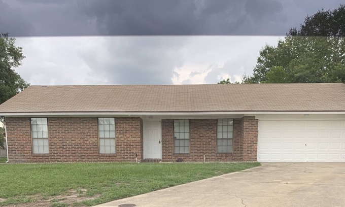 Westside House | Comfortable Family Retreat with Kitchen and Breakfast Options