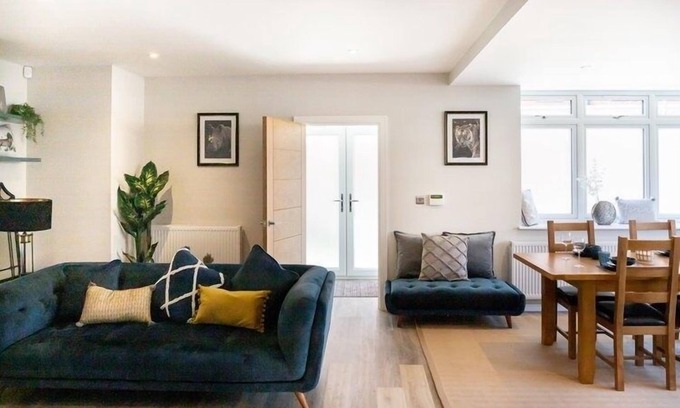 Elephant and Castle Apartment | Stylish 3-Bed Apartment in Southwark with Breakfast