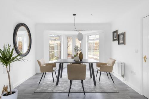 Braintree House | Charming 3 Bed Retreat with Free Parking Near Train Station