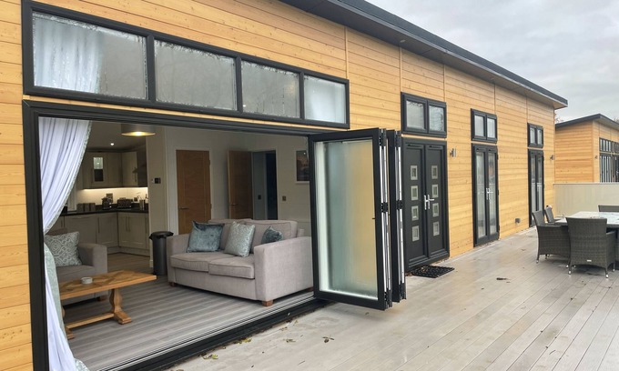 Cambourne Cabin | Charming 3-Bed Lodge with Hot Tub Near Cambridge City