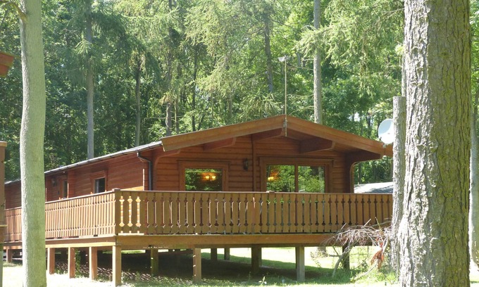 Kenwick Cabin | Cozy 3-Bed Log Cabin Lodge in Louth with Ocean Views