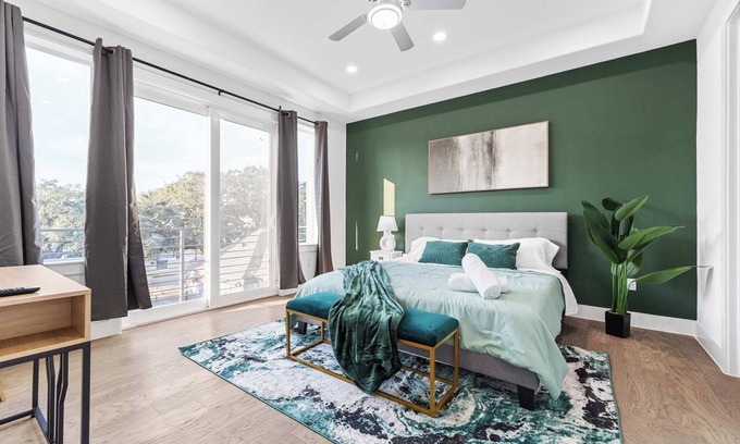 South Central Houston House | Luxurious 3 Bed3 Bath near Downtown Houston