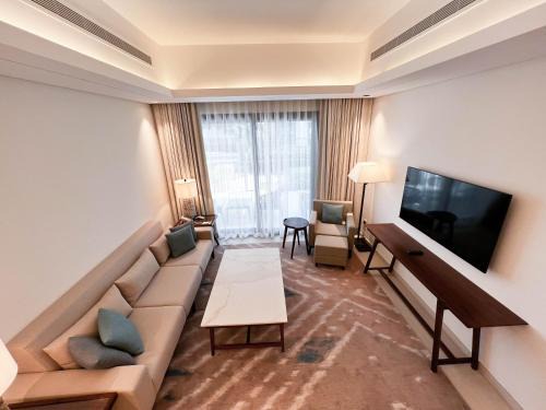 Al Aqah Apartment | Family-Friendly 3 Bedroom Apartment Near Beach & Pool