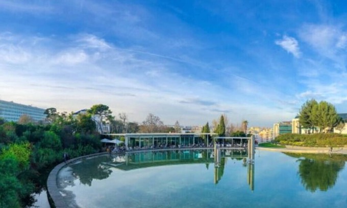 Sao Sebastiao da Pedreira Apartment | Luxurious 3-Bedroom Retreat by Eduardo VII Park –with Balcony & Free Parking