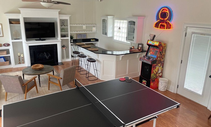 State Park House | Deluxe 3 BR Retreat with Patio, Arcade & King Bed