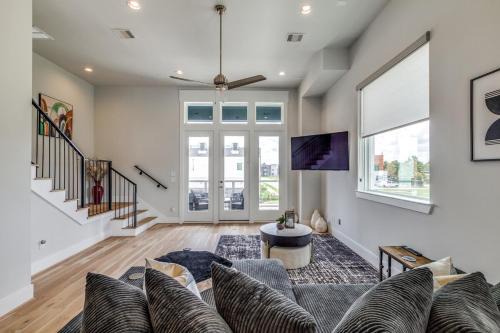 Spring Shadows House | Luxurious 3 story home in Houston! Elegance galore