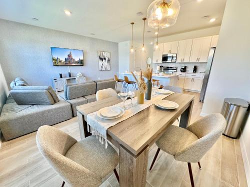 Davenport House | Relaxing Oasis Resort with Pool and Pet-Friendly Amenities