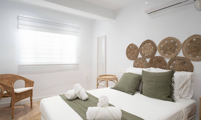 Angustias - Chana - Encina Apartment | Luxurious 3BR Apt Near Train Station and City Center – Ideal for Families