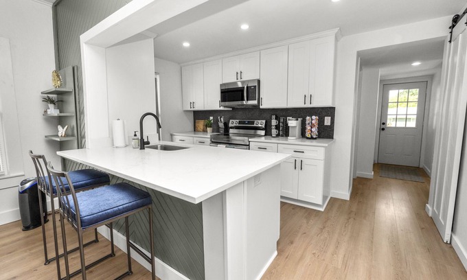 Dixieland House | Pet-Friendly 3BR Retreat in Downtown Lakeland - Rated 10/10