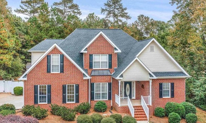 Griffin House | Luxurious 4-Bed w/Pool: Prime Location & Comfort