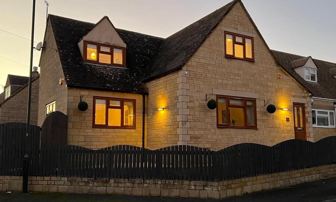 Stow-on-the-Wold House | Elegant Cotswold Retreat with Hot Tub & Pet-Friendly Perks