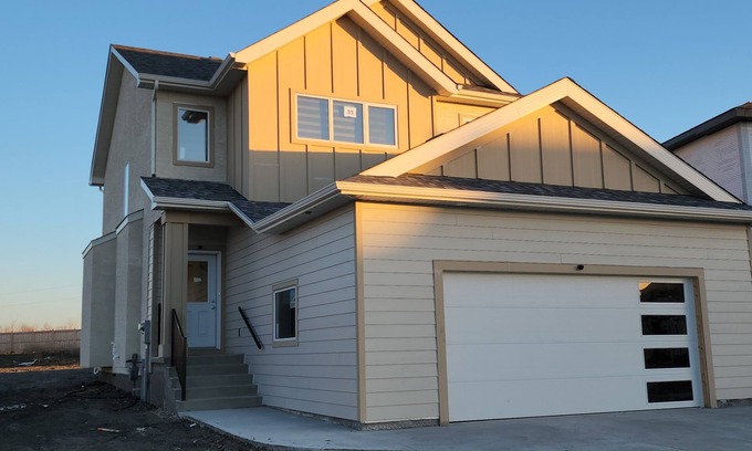 Winnipeg House | Elegant 4 Bedroom Retreat - Sage Creek with Spa & Breakfast