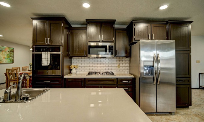Woodward House | Premier 4-Bedroom Retreat with Pool Table & Outdoor Bar
