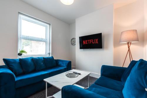 Southampton House | Family-Friendly Retreat: Sleeps 8 with Ample Parking