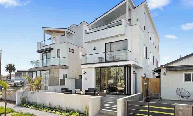 Huntington Beach House | Luxurious 4-BR, 4.5-Bath Retreat with AC & Stunning Coastal Vibes