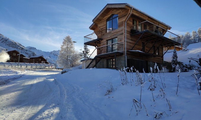 Les Boisses Ski Chalet | Premier Ski-In, Ski-Out Chalet on Tignes Slopes - 10/10 Rated