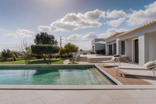 Calicas Villa | Elegant 4-Bedroom Villa Retreat with Oceanfront Pool
