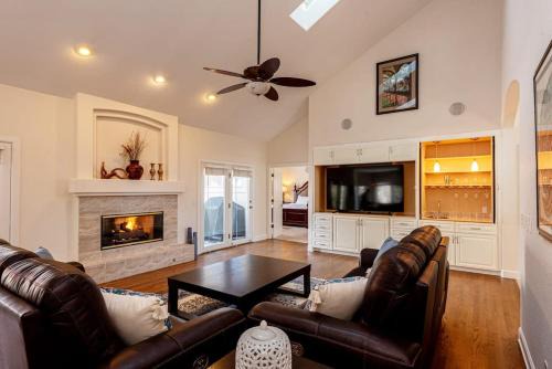 Arapahoe Ridge House | Chic 4BR Retreat with Pool Table & Family-Friendly Amenities