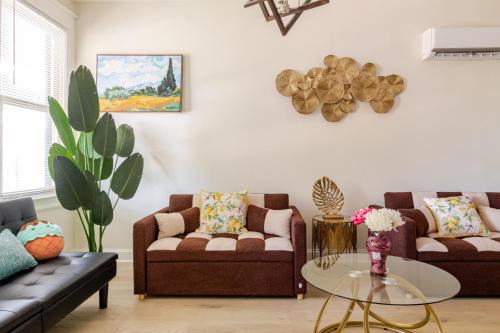 Northeast House | Luxurious 5 BR House!1 Mile from Capitol Hill!