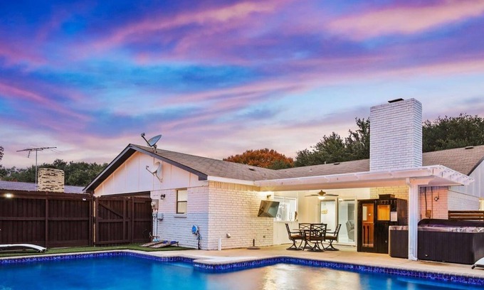 The Colony House | Spacious 5BR Retreat with Pool, Sauna & Game Room