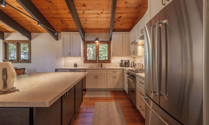 Tahoe Woods Cabin | Newly Renovated 5BR Retreat with Ocean View Near Lake