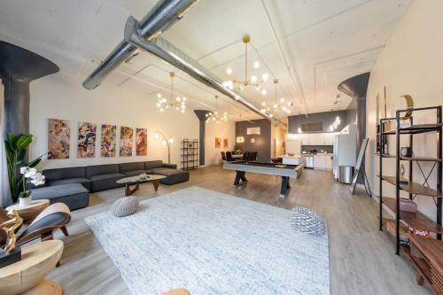 Near South Side Apartment | Spacious McCormick Suite with Pool Table & Gym Access