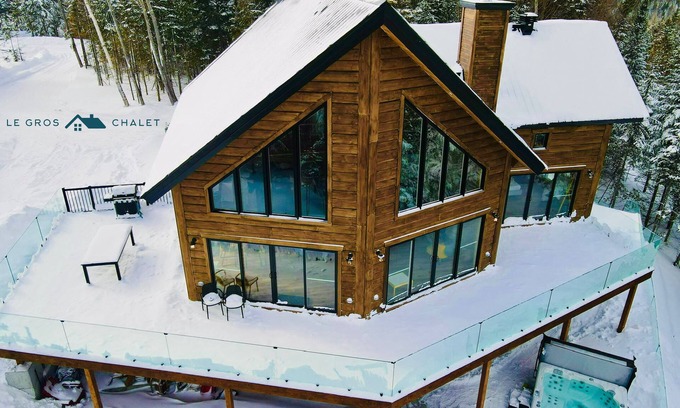 Chertsey Ski Chalet | Exceptional 5BR Wood Chalet with Spa and Family Amenities